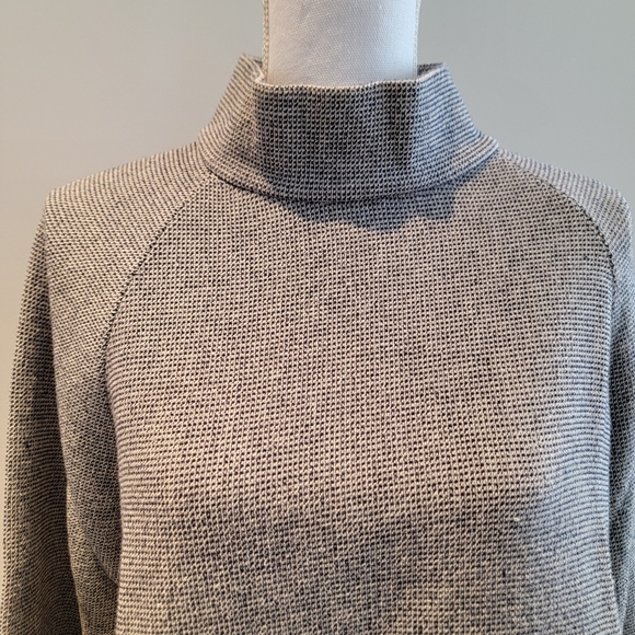 ❤️THEORY BLACK AND WHITE SWEATER - Picture 2 of 8